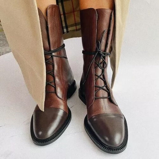 Stivali in pelle marrone con lacci, design elegante e moderno, indossati con cappotto beige. Scarpe autunnali di tendenza per moda urbana.
