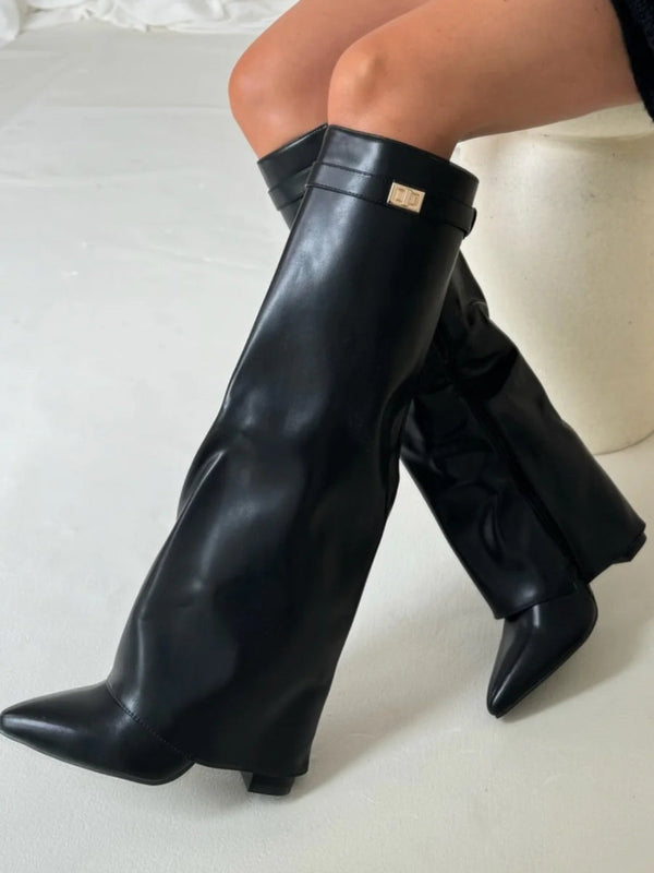Stivali alti in pelle nera con tacco a punta, design elegante e moderno, perfetti per moda autunno inverno, calzature donna di lusso.