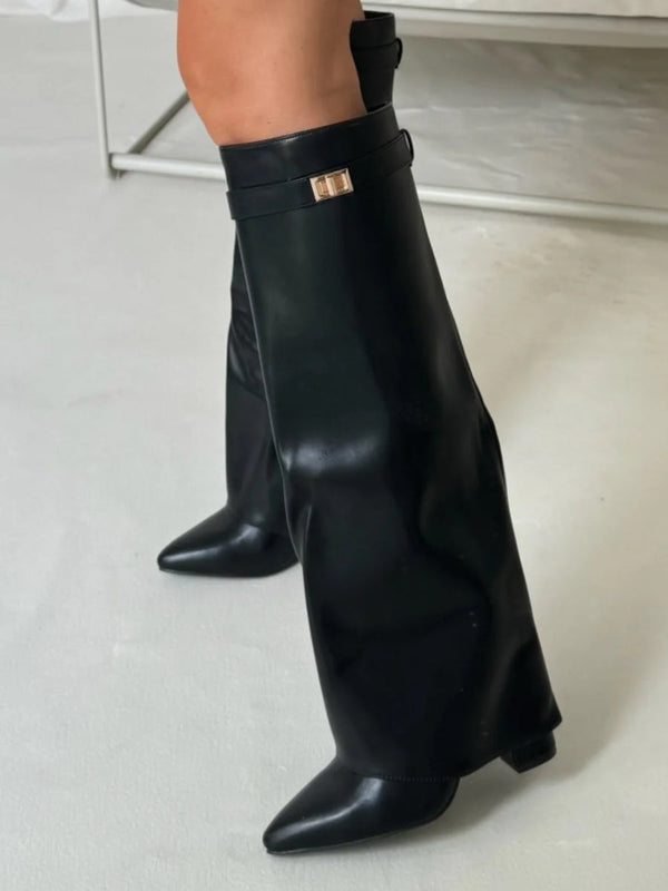 Stivali neri in pelle con punta affusolata e tacco basso, design elegante e moderno, perfetti per moda autunno inverno.