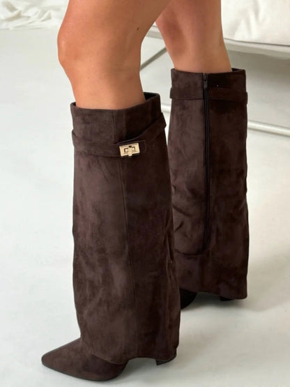 Stivali alti marroni in pelle scamosciata con cerniera laterale e fibbia decorativa, moda autunno inverno, calzature eleganti donna.