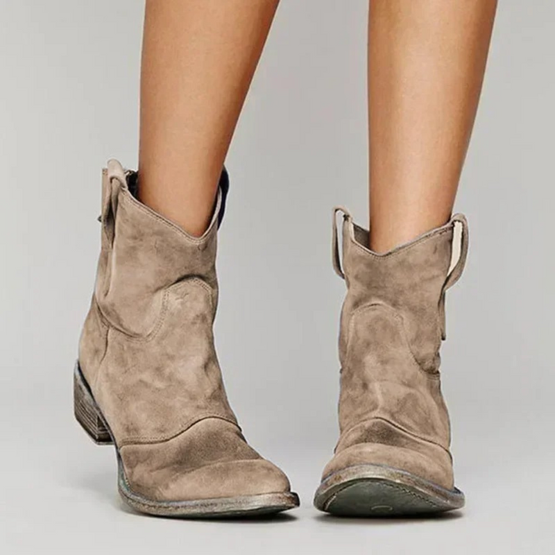 Stivali donna in pelle scamosciata beige, tacco basso, design casual, perfetti per moda autunnale e invernale. Scarpe trendy e comode.