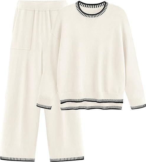 Set pigiama donna bianco, maglia e pantaloni, bordi neri a contrasto, tessuto morbido, abbigliamento notte elegante e confortevole.