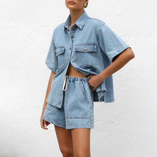 Donna con completo in denim, camicia a maniche corte e pantaloncini, sfondo bianco. Moda casual estiva, abbigliamento in jeans, stile trendy.