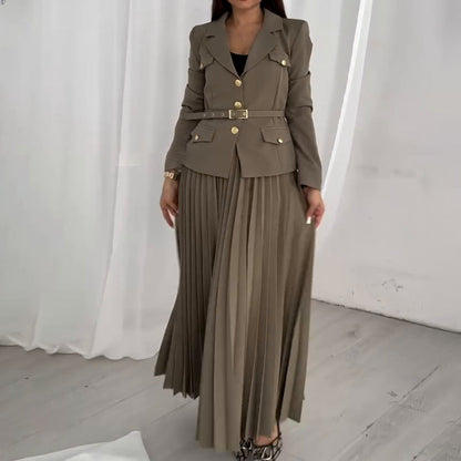 Donna in abito elegante marrone con giacca a doppio petto e gonna plissettata, sfondo bianco. Moda femminile, abbigliamento formale, stile sofisticato.