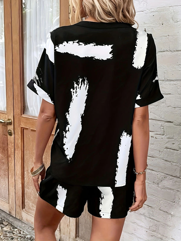 Donna con completo estivo nero e bianco, design astratto, davanti a porta in legno e muro di mattoni. Moda casual, abbigliamento estivo.