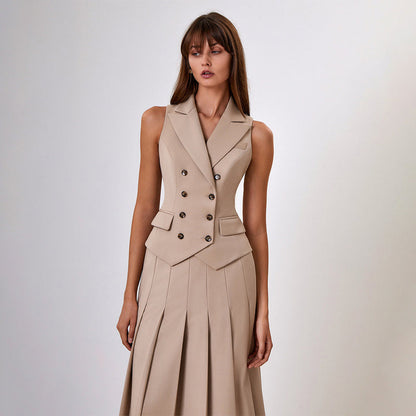 Donna in abito beige elegante senza maniche, con bottoni doppiopetto e gonna a pieghe. Moda femminile, stile sofisticato, abbigliamento formale.