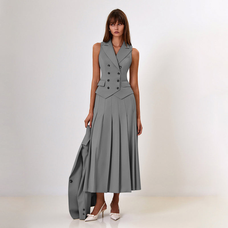 Abito lungo grigio elegante con bottoni doppiopetto, senza maniche, indossato da modella. Moda donna, stile sofisticato, abbigliamento formale.