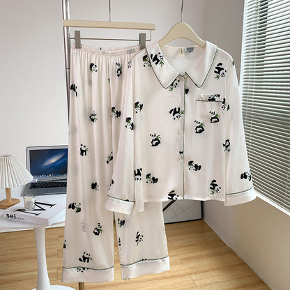 Pigiama donna in seta bianca con stampa panda, camicia a maniche lunghe e pantaloni coordinati. Design elegante e confortevole per la casa.