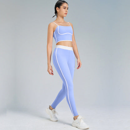 Donna in abbigliamento sportivo blu, top e leggings coordinati, cammina su sfondo neutro. Moda fitness, abbigliamento activewear donna.