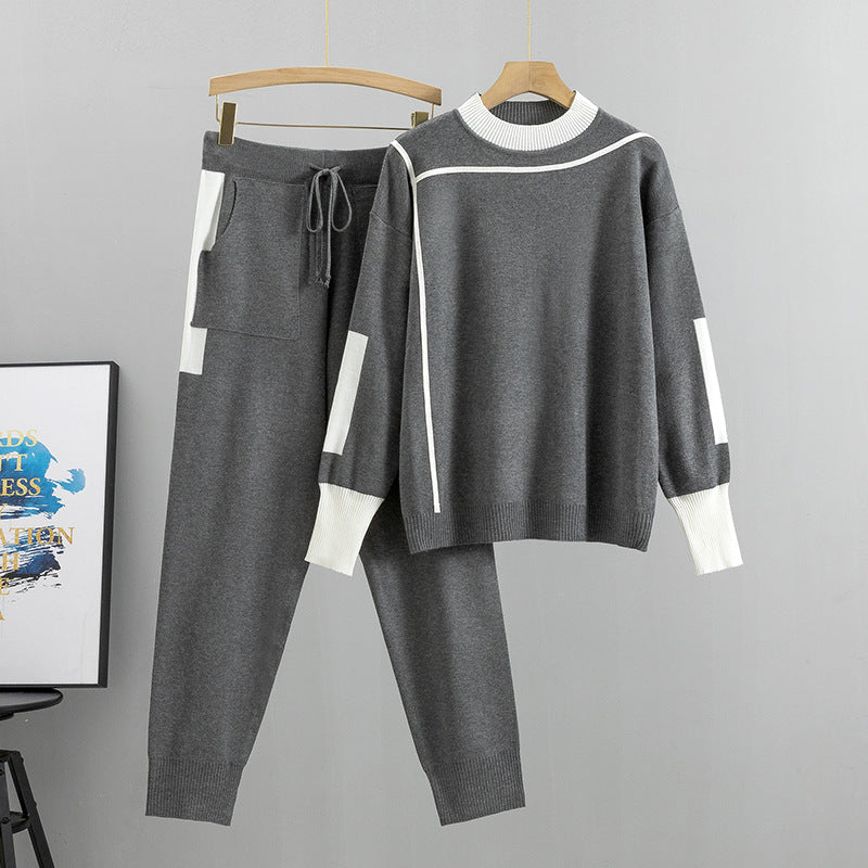 Completo maglia grigio donna, maglione e pantaloni con dettagli bianchi, abbigliamento casual elegante, moda autunno inverno, stile confortevole.