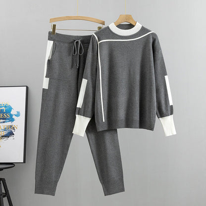 Completo maglia grigio donna, maglione e pantaloni con dettagli bianchi, abbigliamento casual elegante, moda autunno inverno, stile confortevole.