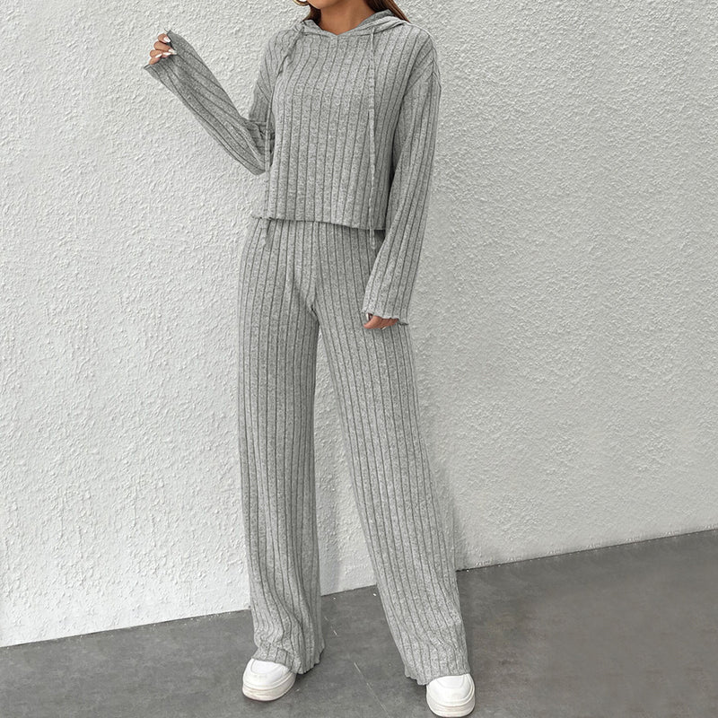 Completo loungewear donna grigio, maglia e pantaloni a coste, stile casual e confortevole, perfetto per relax e moda indoor.
