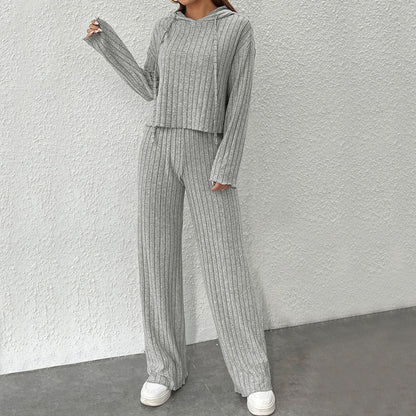 Completo loungewear donna grigio, maglia e pantaloni a coste, stile casual e confortevole, perfetto per relax e moda indoor.