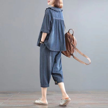 Donna di profilo con abbigliamento in denim, camicia e pantaloni larghi, zaino marrone, scarpe beige. Moda casual femminile, stile urbano.