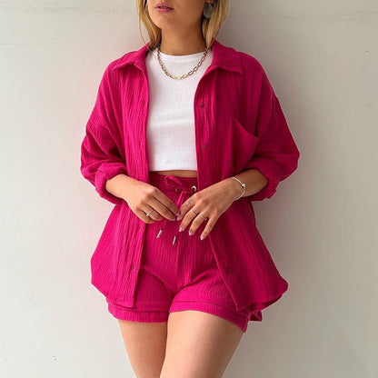 Donna in abbigliamento casual estivo: camicia e shorts fucsia, top bianco. Moda femminile, stile estivo, outfit colorato.