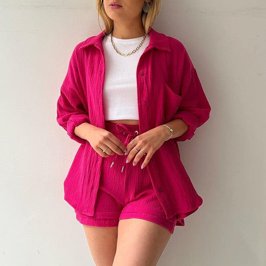 Donna in abbigliamento casual estivo: camicia e shorts fucsia, top bianco. Moda femminile, stile estivo, outfit colorato.