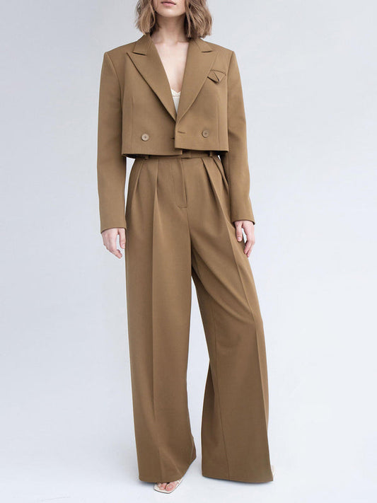 Completo donna elegante marrone, giacca corta e pantaloni a vita alta, moda autunno, abbigliamento formale, tendenze 2023.