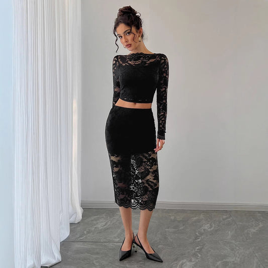 Donna in abito nero di pizzo trasparente, maniche lunghe, posa elegante. Moda femminile, abbigliamento da sera, stile sofisticato.