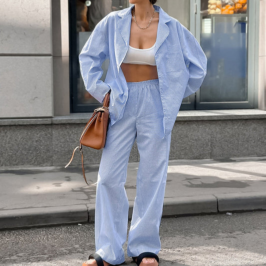 Donna in abbigliamento casual: camicia e pantaloni azzurri, top bianco, borsa marrone. Moda urbana, street style, tendenze abbigliamento femminile.