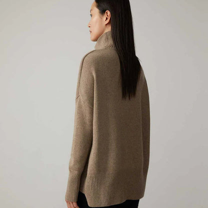Donna di profilo indossa maglione marrone a collo alto, maniche lunghe, stile casual. Moda autunnale, abbigliamento caldo, tendenze 2023.