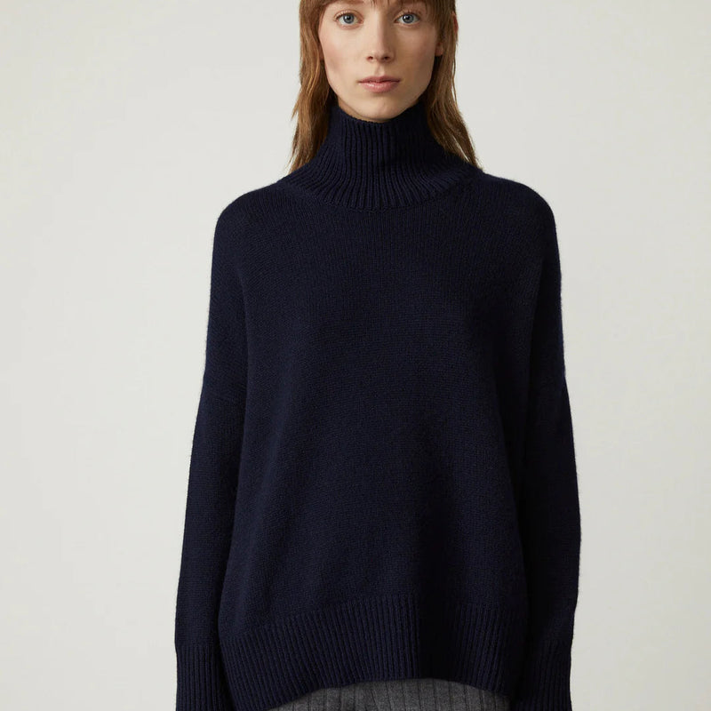 Maglione donna blu scuro a collo alto, design minimalista, tessuto morbido e caldo, ideale per moda autunno inverno, stile casual elegante.