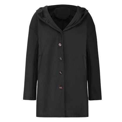 Cappotto nero elegante con cappuccio, bottoni frontali, design minimalista. Abbigliamento invernale moda uomo, tessuto caldo e confortevole.