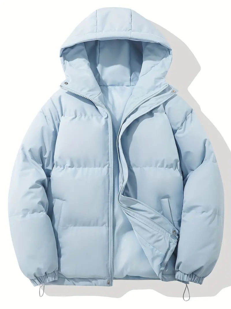 Giacca invernale imbottita azzurra con cappuccio, chiusura a zip, tasche laterali. Moda uomo, abbigliamento caldo, stile casual.