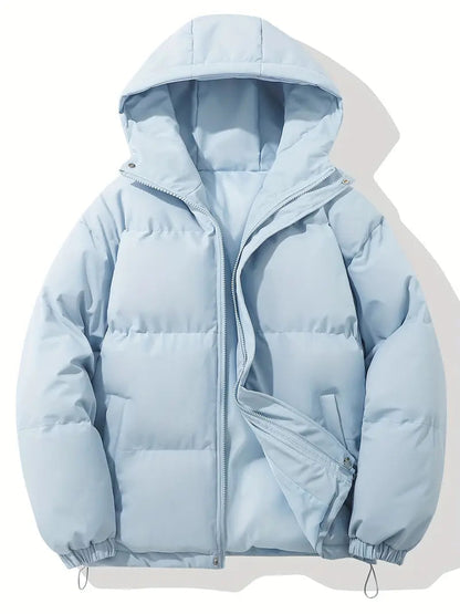 Giacca invernale imbottita azzurra con cappuccio, chiusura a zip, tasche laterali. Moda uomo, abbigliamento caldo, stile casual.