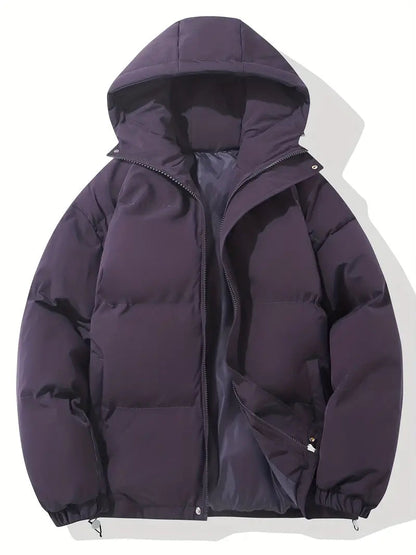 Giacca invernale imbottita viola con cappuccio, chiusura a zip, tasche laterali. Abbigliamento caldo e alla moda per la stagione fredda.