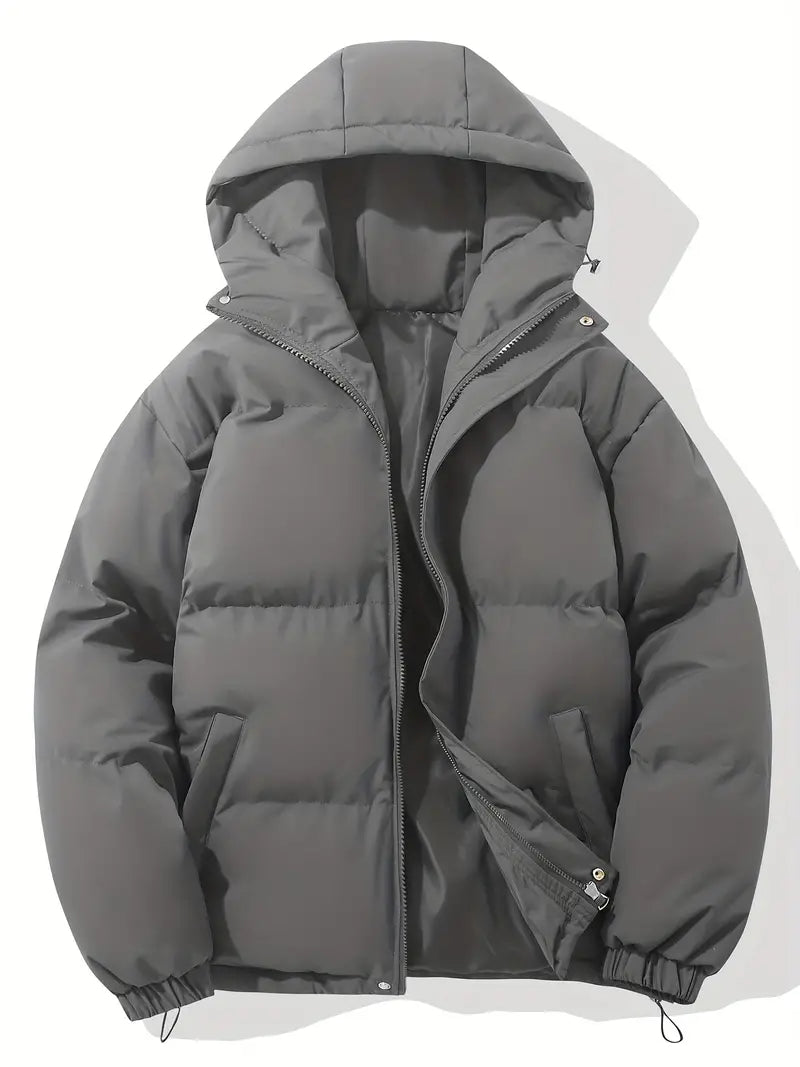 Giacca invernale imbottita grigia con cappuccio, zip frontale e tasche laterali. Moda uomo, abbigliamento caldo, giacca antivento.