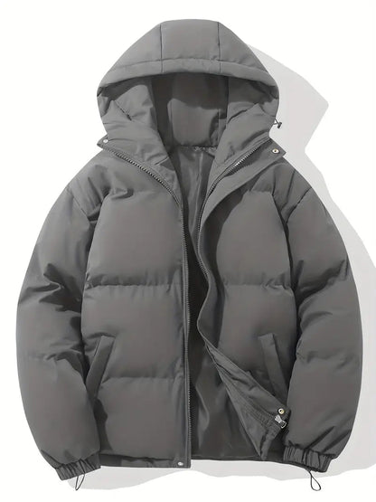 Giacca invernale imbottita grigia con cappuccio, zip frontale e tasche laterali. Moda uomo, abbigliamento caldo, giacca antivento.