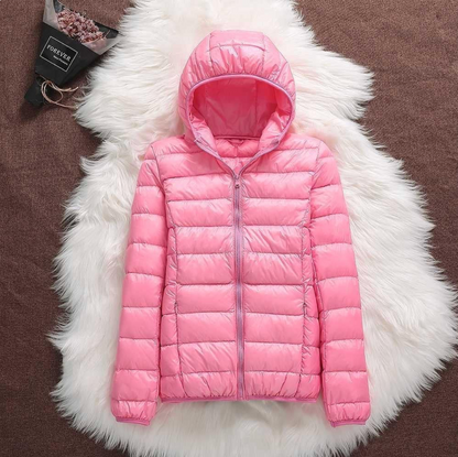 Giacca piumino rosa con cappuccio su sfondo di pelliccia bianca, moda invernale, abbigliamento caldo e leggero, stile casual per donna.
