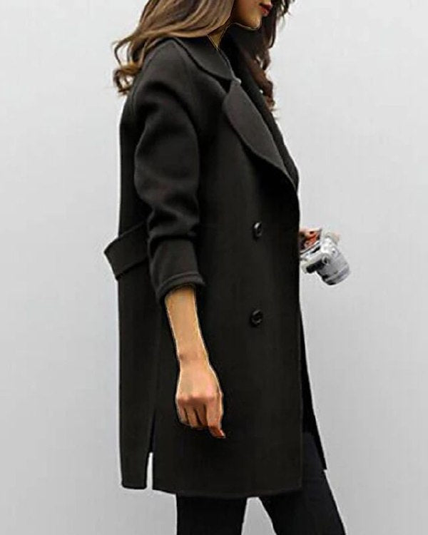 Donna con cappotto nero elegante, doppio petto, maniche lunghe, stile autunnale. Moda femminile, abbigliamento invernale, tendenze 2023.