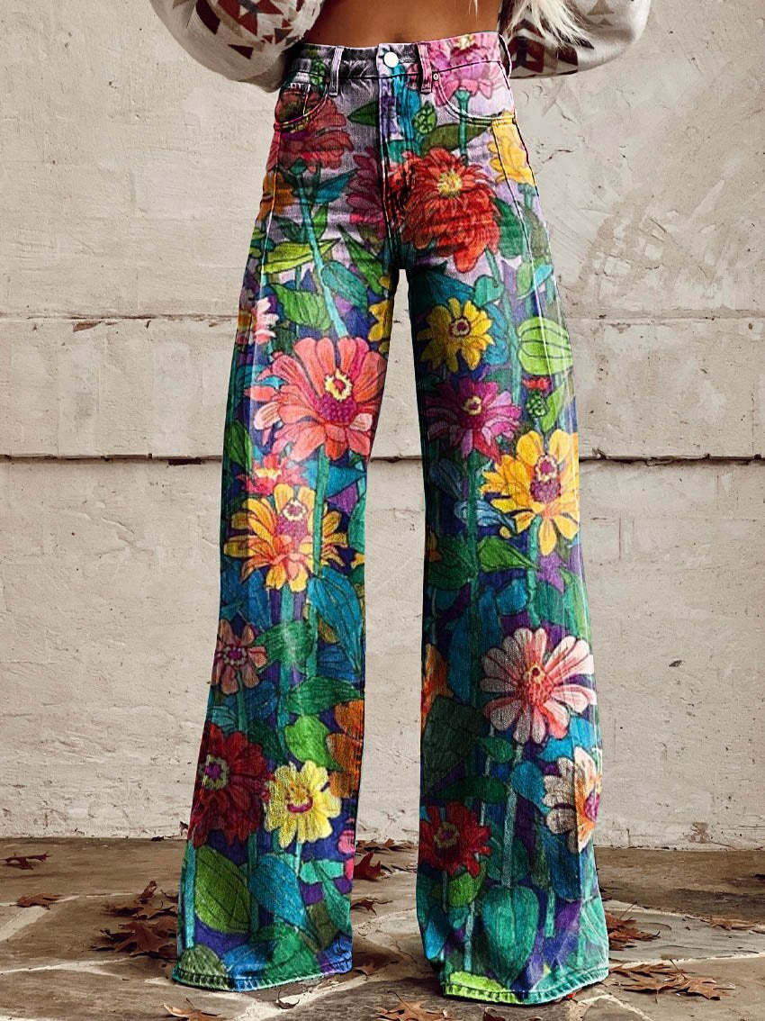 Pantaloni a zampa d'elefante con stampa floreale colorata, moda vintage, stile boho chic, sfondo muro bianco, tendenza abbigliamento autunnale.