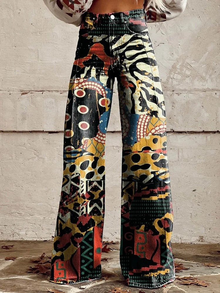 Jeans a zampa d'elefante con stampa astratta multicolore, design vivace e moderno, moda autunnale, sfondo muro bianco.