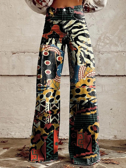 Jeans a zampa d'elefante con stampa astratta multicolore, design vivace e moderno, moda autunnale, sfondo muro bianco.