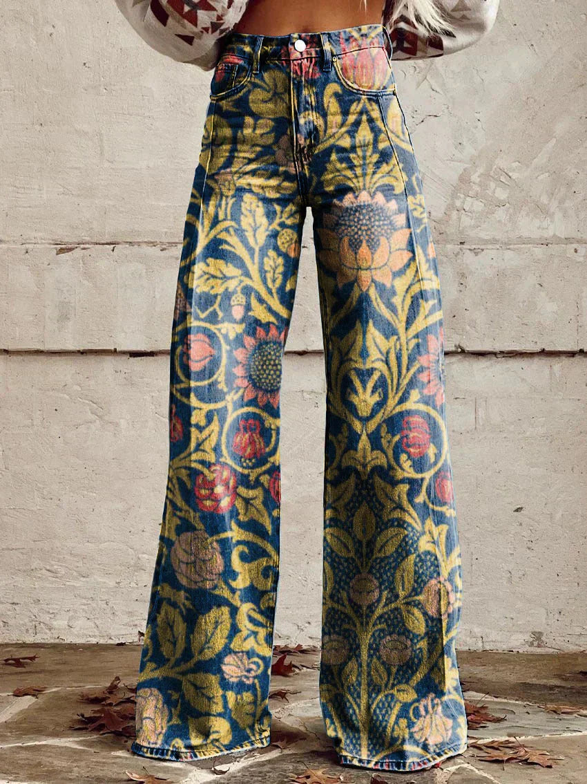 Jeans a zampa d'elefante con stampa floreale vintage, colori vivaci su sfondo blu. Moda retrò, stile boho chic, tendenze abbigliamento donna.