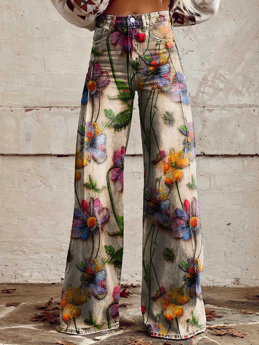Jeans a zampa d'elefante con stampa floreale colorata su sfondo beige, moda autunnale, stile boho-chic, dettagli vivaci e tessuto denim.