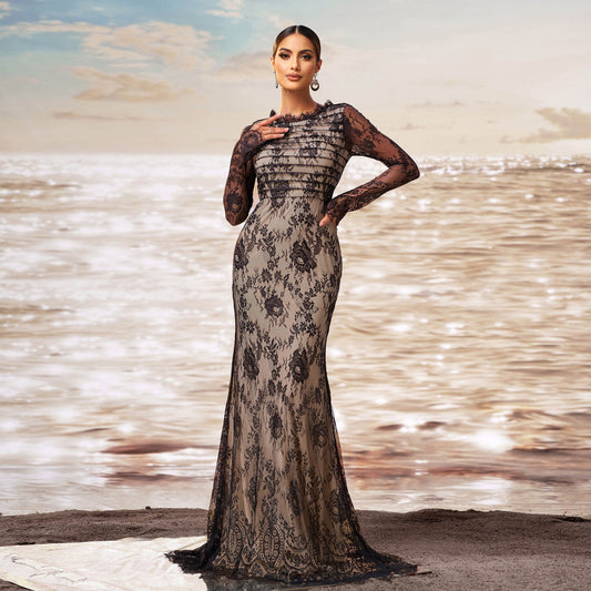 Donna in elegante abito da sera in pizzo nero, posa su spiaggia al tramonto. Moda femminile, abbigliamento di lusso, stile sofisticato.