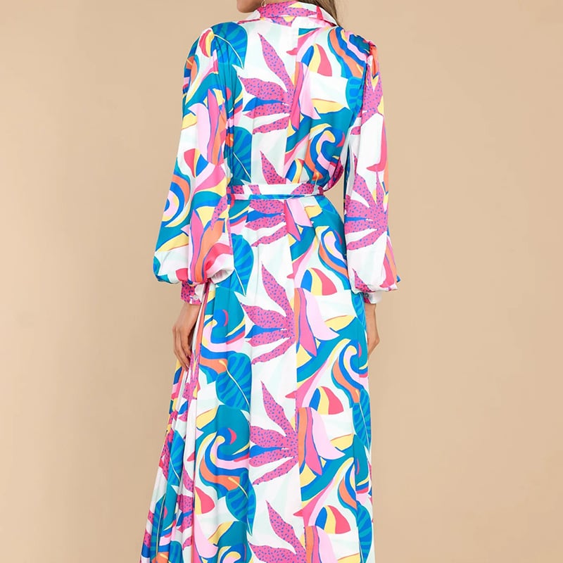 Abito lungo donna con stampa astratta colorata, maniche lunghe, sfondo beige. Moda femminile, abbigliamento elegante, tendenze 2023.