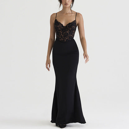 Abito lungo nero elegante con corpetto in pizzo, spalline sottili, indossato da donna su sfondo bianco. Moda femminile, abbigliamento da sera.