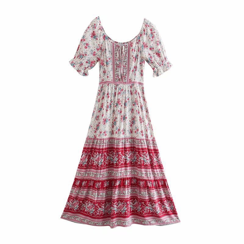 Abito lungo boho chic floreale bianco e rosso, maniche corte, scollo rotondo, stile estivo, perfetto per look casual e romantici.