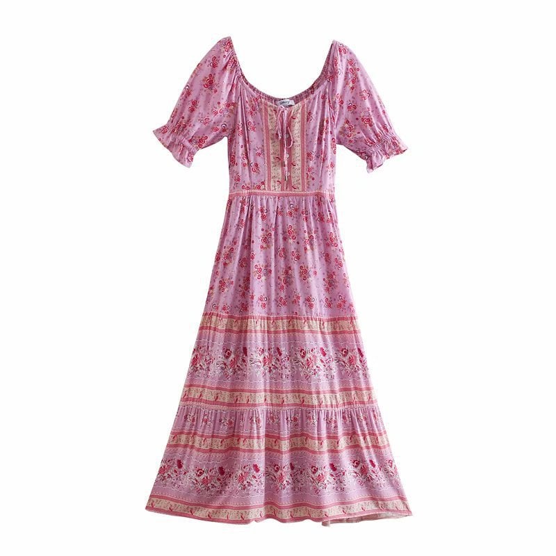 Abito lungo estivo rosa con stampa floreale, maniche corte a sbuffo e scollo a barca. Stile boho chic, perfetto per moda femminile casual.