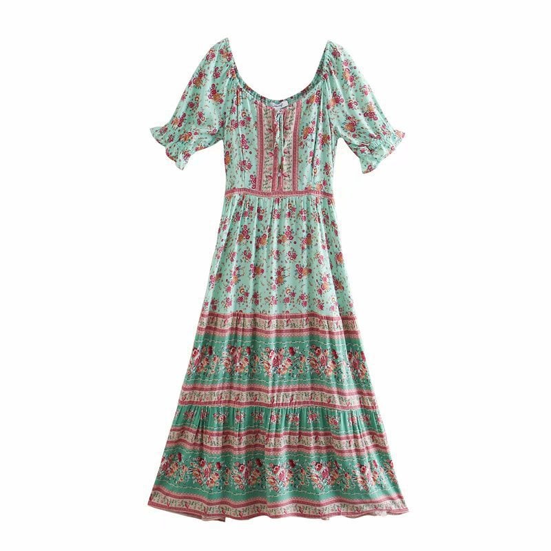 Abito lungo estivo floreale verde con maniche corte a sbuffo, scollo quadrato e stampa boho. Vestito donna casual elegante, moda primavera estate.