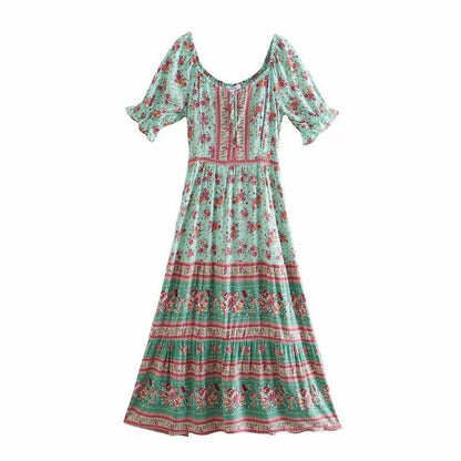 Abito lungo estivo floreale verde con maniche corte a sbuffo, scollo quadrato e stampa boho. Vestito donna casual elegante, moda primavera estate.