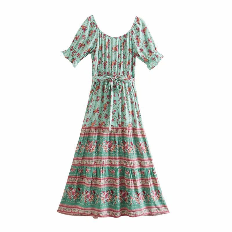 Abito lungo estivo floreale verde con maniche corte e cintura, stile boho chic. Perfetto per look casual e vacanze. Tessuto leggero e traspirante.