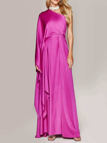Abito lungo elegante fucsia con drappeggio asimmetrico, indossato da una donna. Moda femminile, abbigliamento da sera, stile sofisticato.