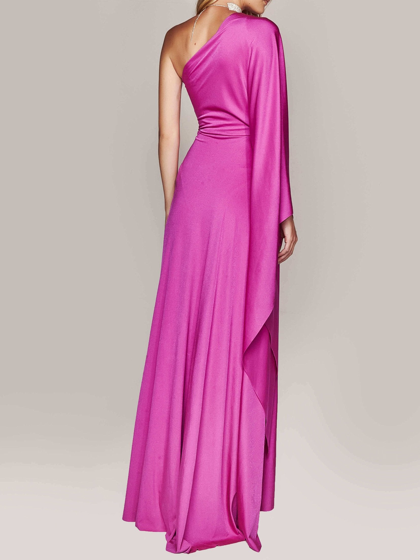 Abito lungo elegante fucsia monospalla, tessuto fluente, design moderno. Perfetto per eventi serali e cerimonie. Moda donna, abbigliamento formale.