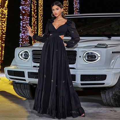Modella in abito nero elegante davanti a un SUV bianco di lusso, illuminato da luci decorative. Moda serale, auto di lusso, stile glamour.