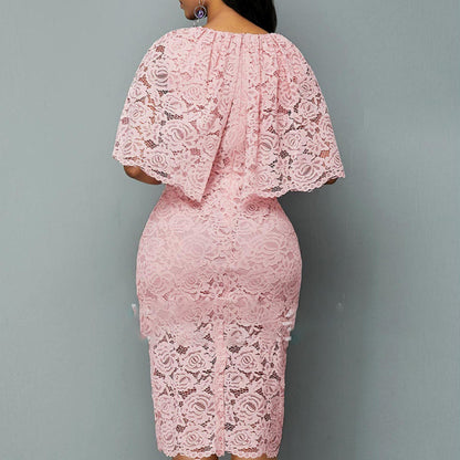 Abito in pizzo rosa, elegante e femminile, con maniche a mantella e lunghezza al ginocchio. Perfetto per cerimonie e occasioni speciali.